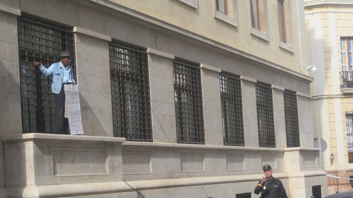 I. S. en la fachada de la Subdelegación del Gobierno este lunes