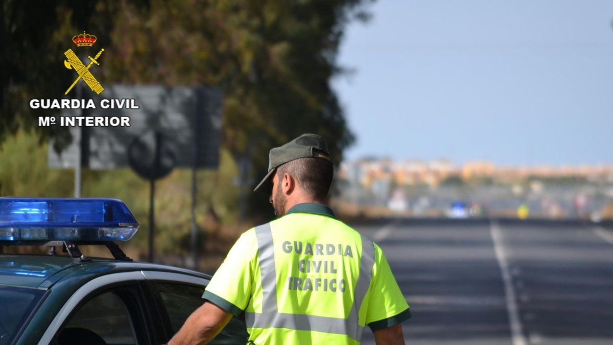 Una patrulla de la Agrupación de Tráfico de la Guardia Civil