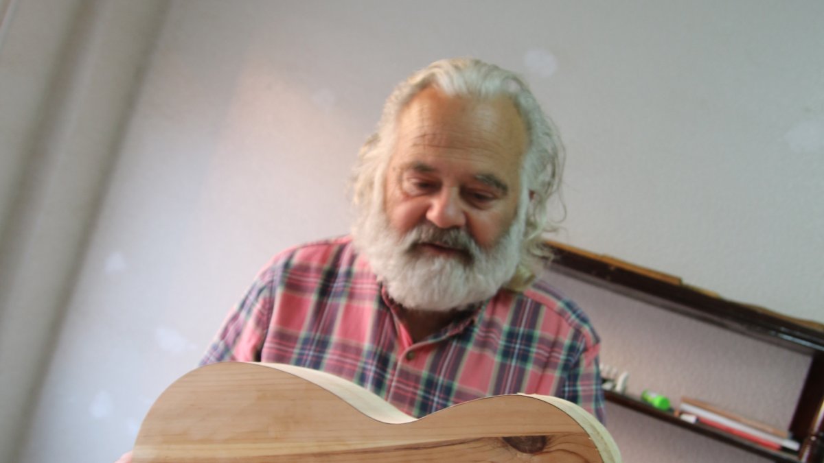 Joaquín Pierre con el modelo de la guitarra FE 21X.