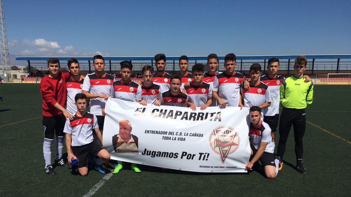 Los canteranos de La Cañada con la pancarta del homenaje.