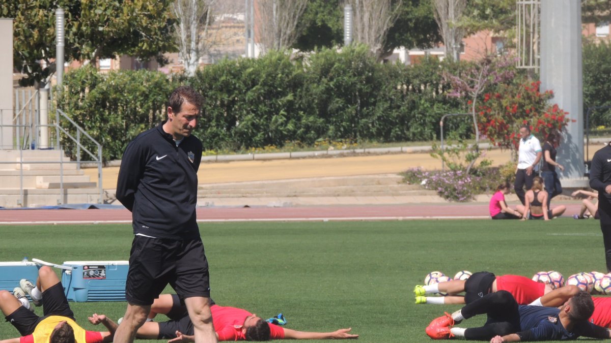 Ramis, pensativo en el campo Anexo.