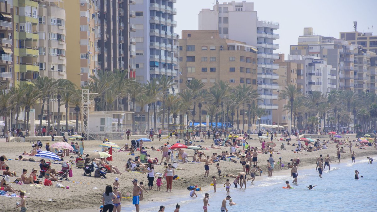 Playa llena durante la jornada del domingo en la capital.