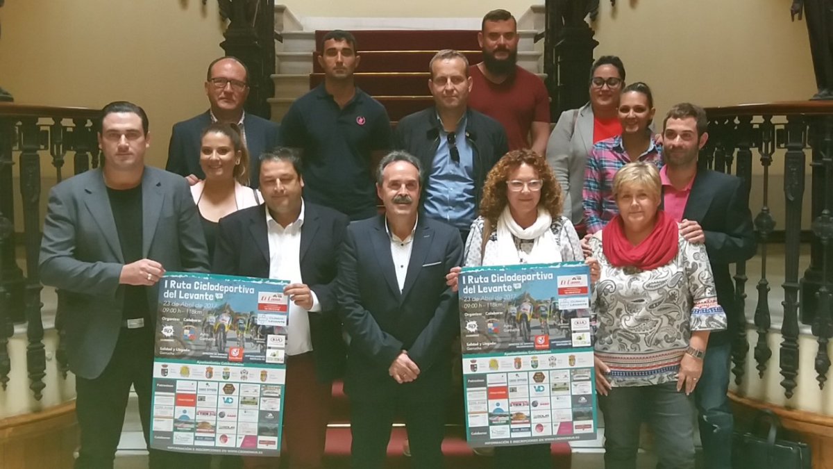 Alfredo Valdivia al frente de la presentación de la carrera.