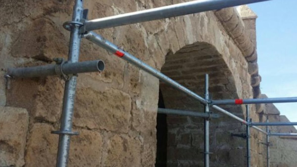 Andamios en la Alcazaba durante el montaje
