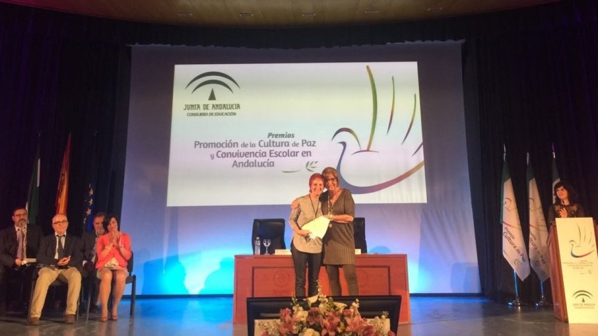 La consejera de Educación entregó el premio.