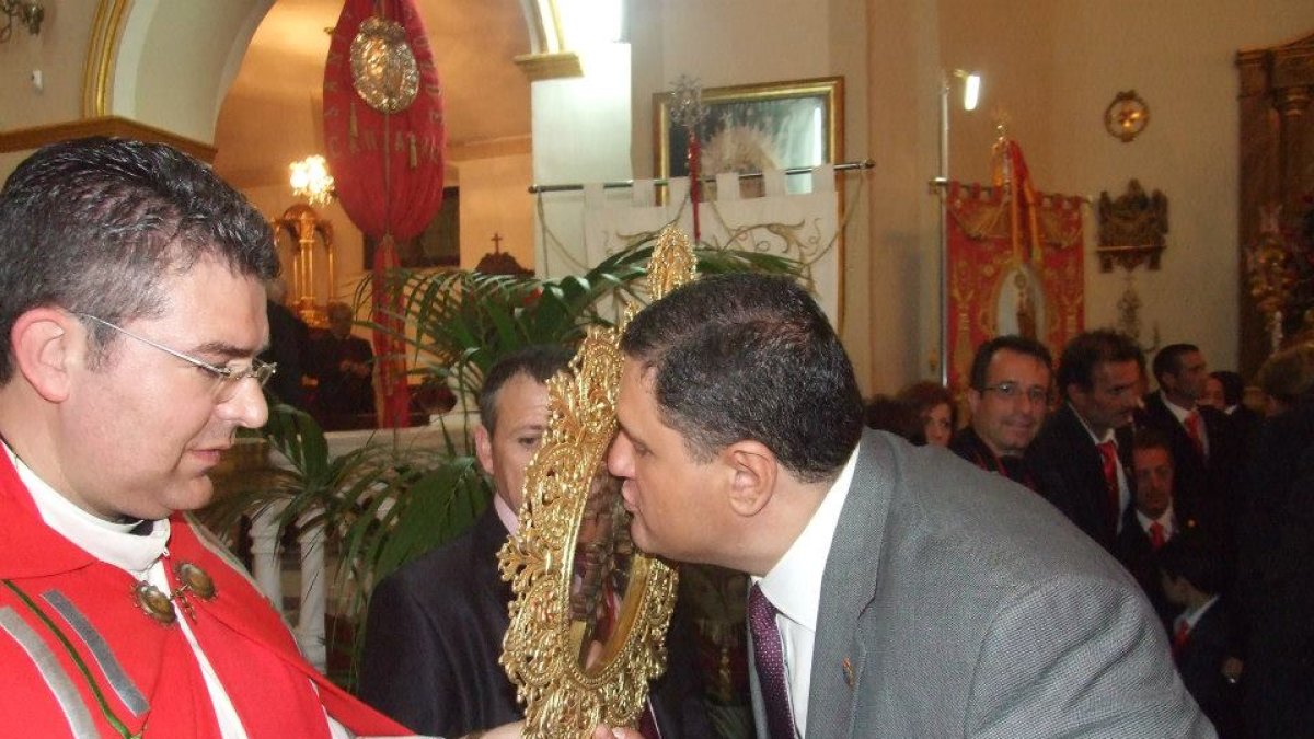 El alcalde, Francisco Alonso, besando la Santa Cruz del Voto al finalizar la procesión.