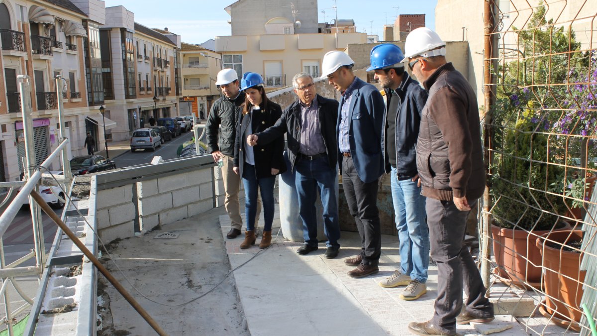 Visita del alcalde y varios concejales a las obras del cine.