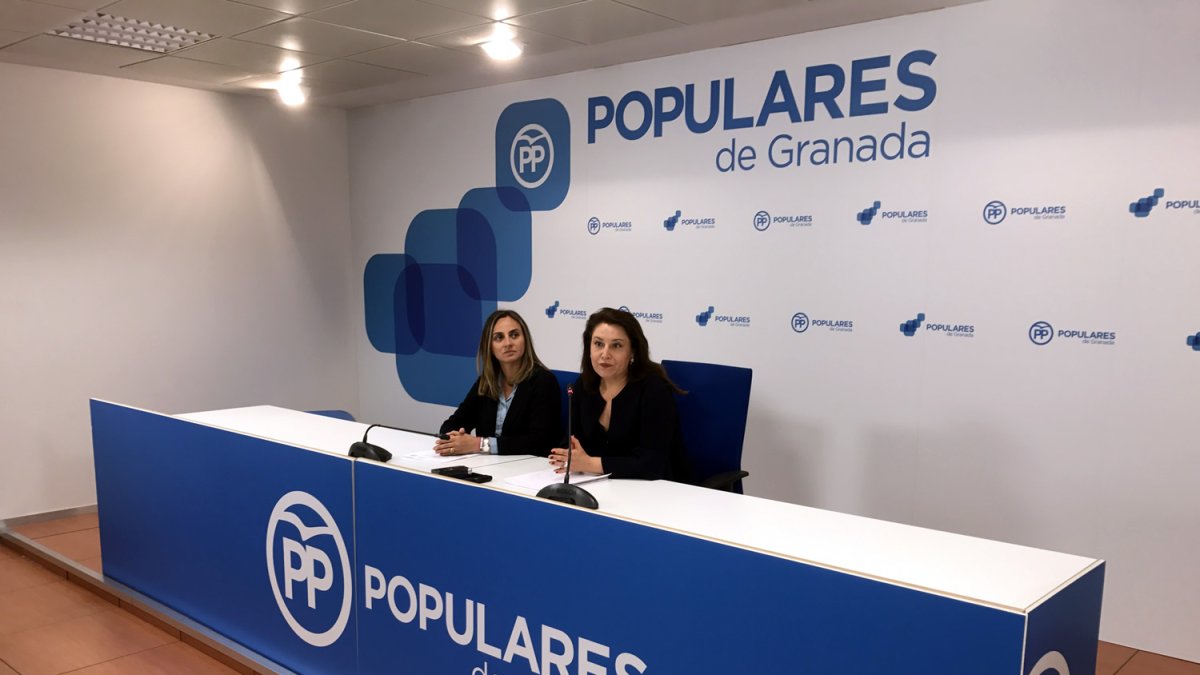 Carmen Crespo, ayer, en rueda de prensa acompañada por la parlamentaria popular Marifran Carazo.