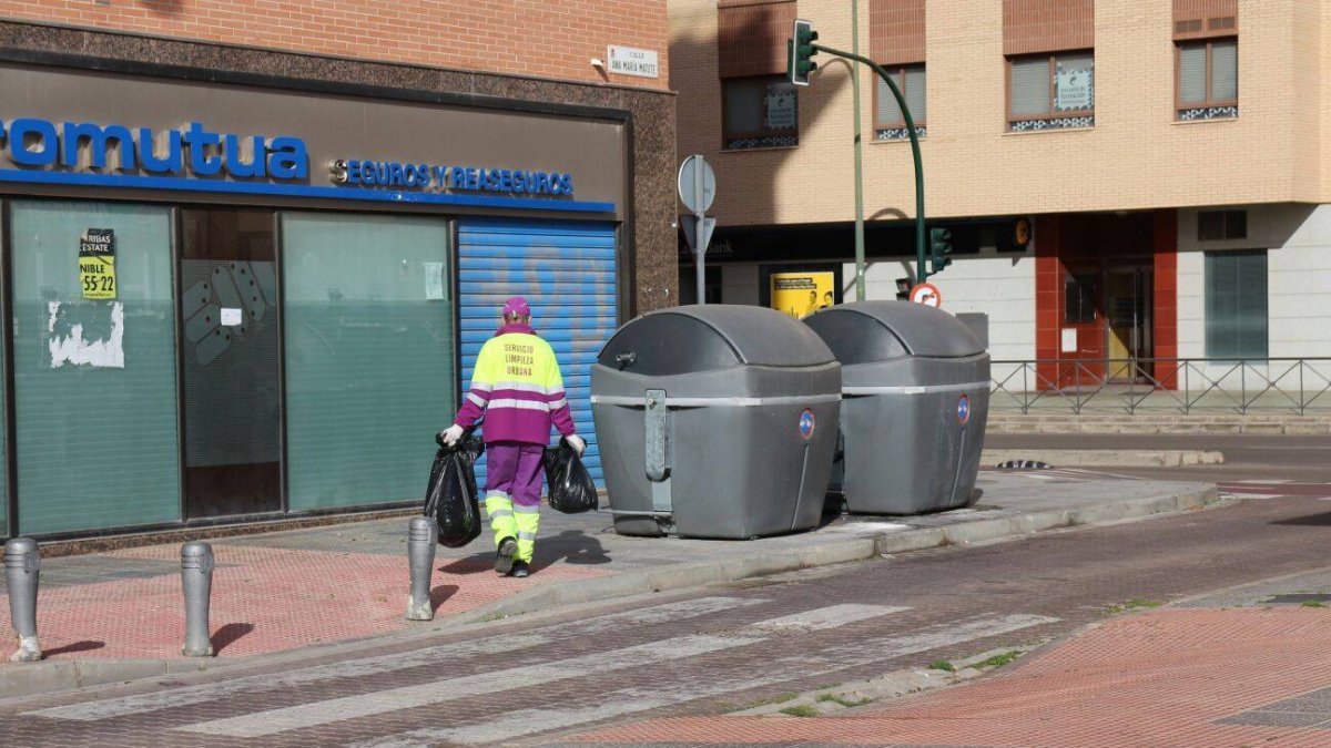Imagen de archivo de un trabajador de la limpieza a punto de tirar la basura