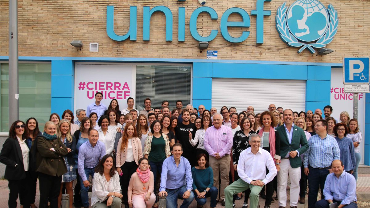 David Bisbal con socios y equipo de Unicef España ayer en Madrid, tras convertirse en embajador de la ONG (Foto: Unicef).