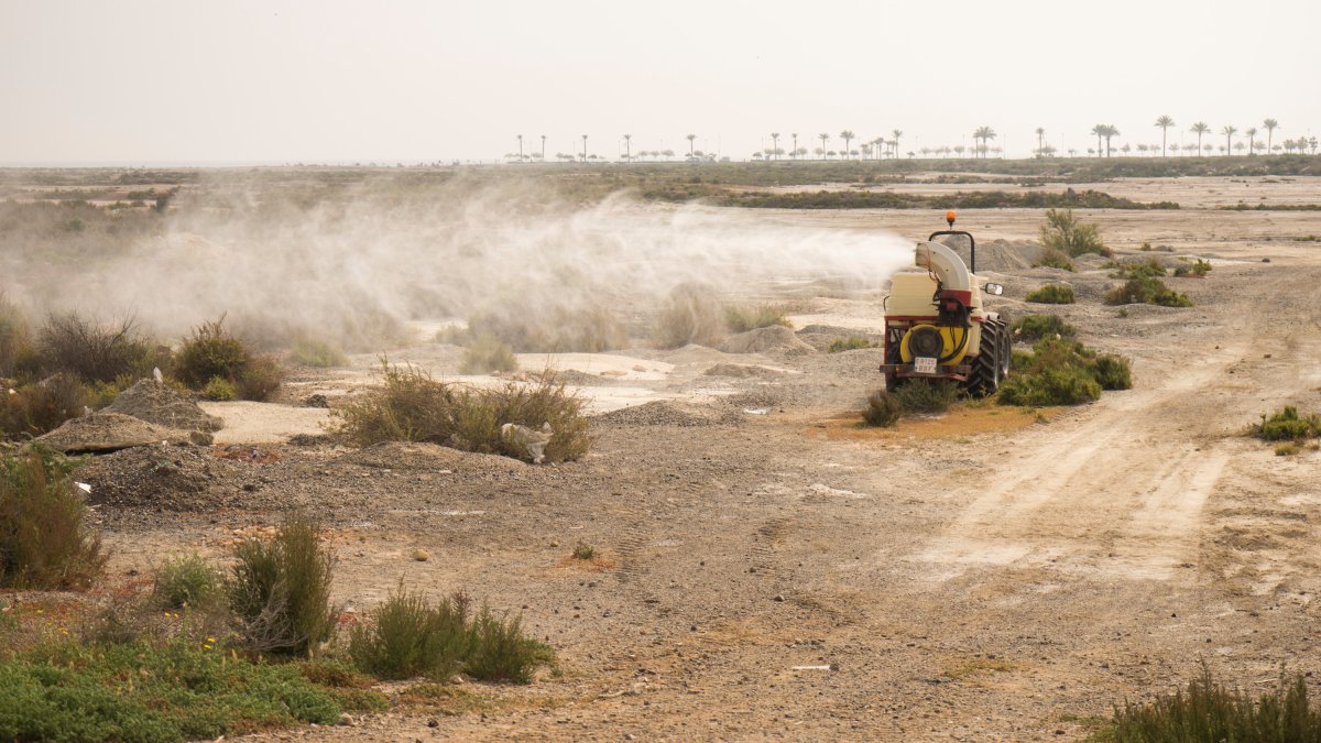 Un vehículo especial, en plena tarea de fumigación en el municipio roquetero.