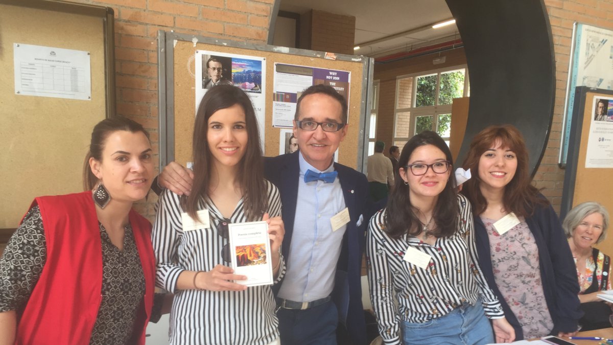 Jesús Isaías Gómez-López, profesor y traductor de Huxley, con alumnas y personal de Picasso.