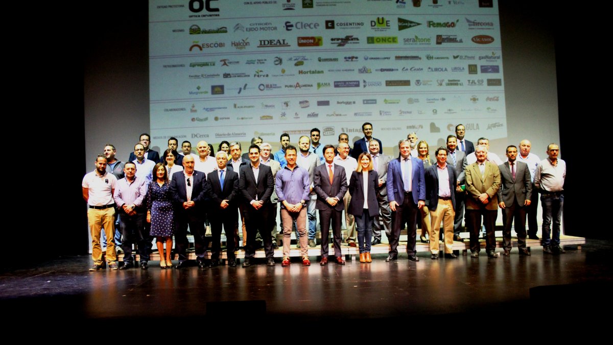 Foto de familia tras el acto de respaldo al festival.
