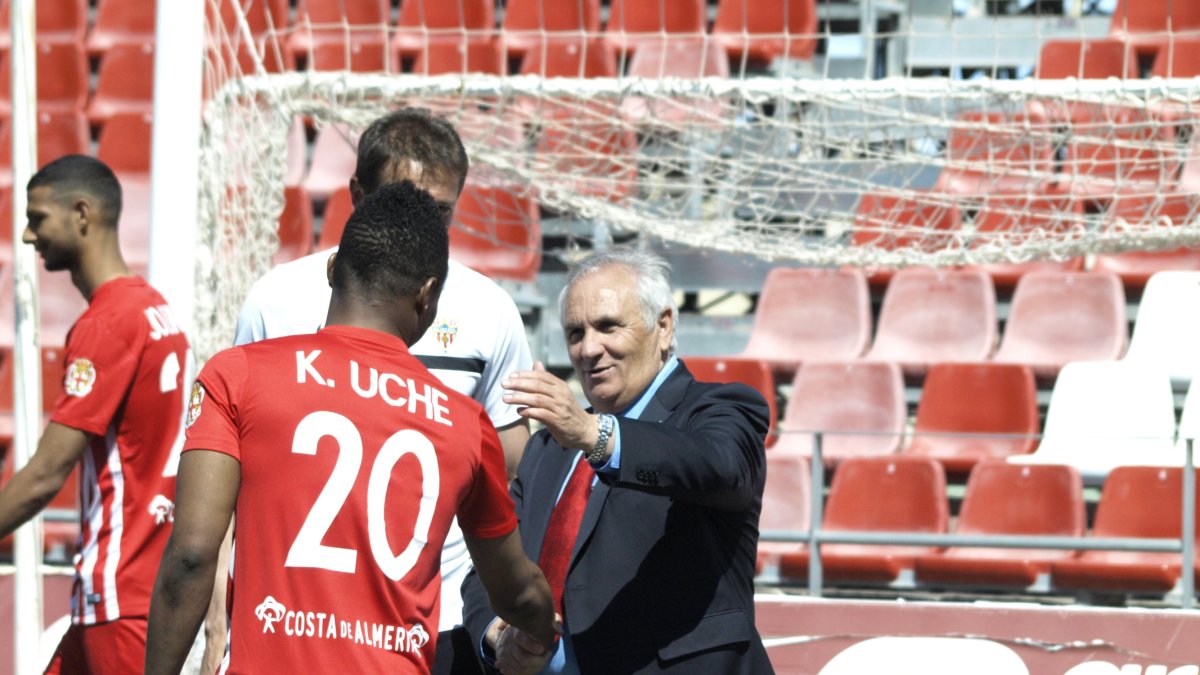 Alfonso García dando cariño a sus jugadores.