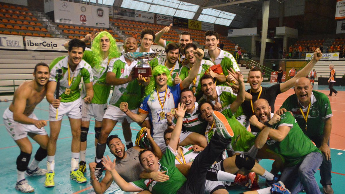 Los jugadores de Unicaja celebrando la Superliga 2014-2015 en Teruel.
