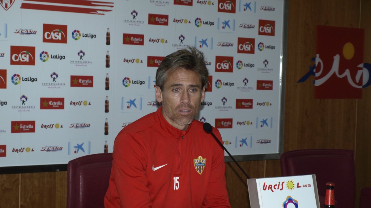 Corona en rueda de prensa.