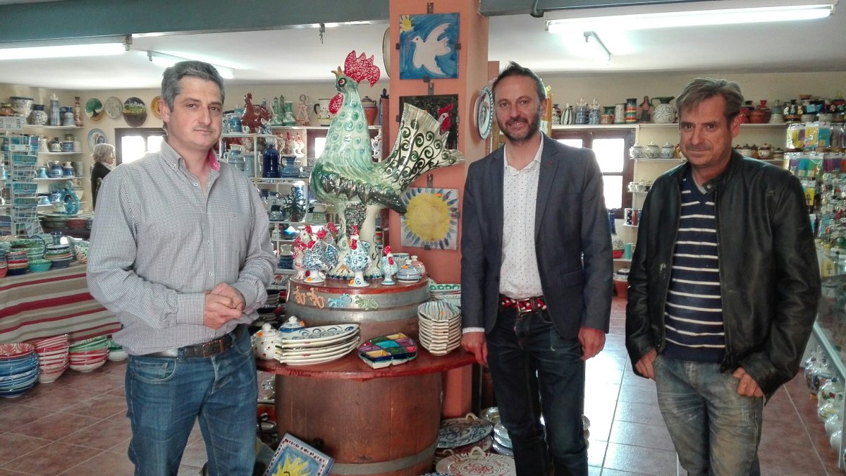 El delegado ha visitado al maestro artesano.