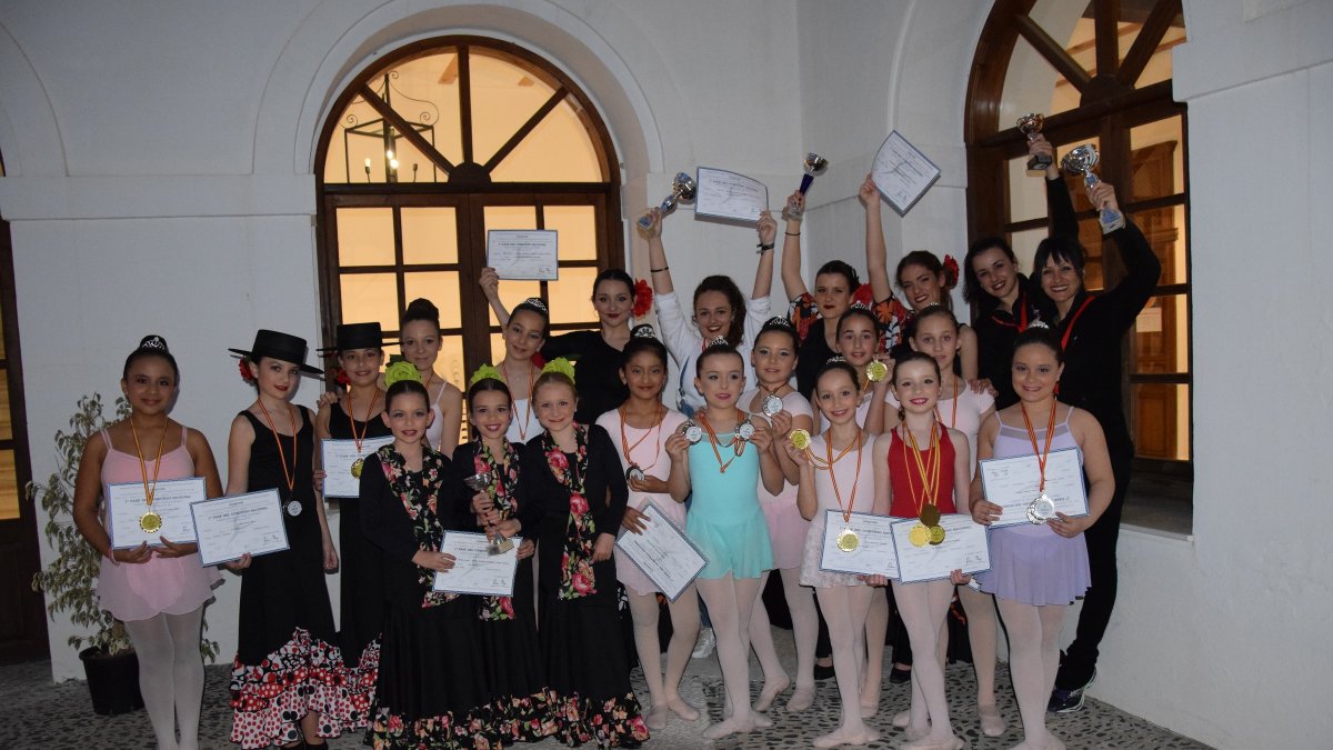 Alumnas de la Escuela de Danza con todas las medallas obtenidas.