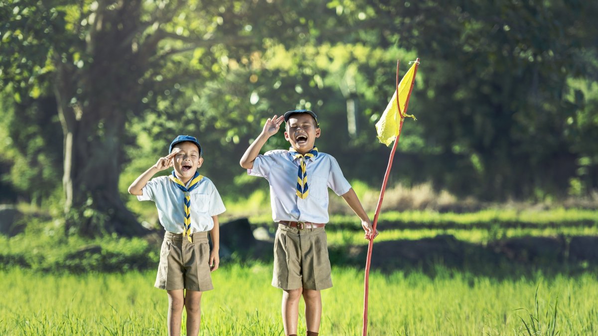 Niños se divierten en una actividad organizada durante un campamento de verano.