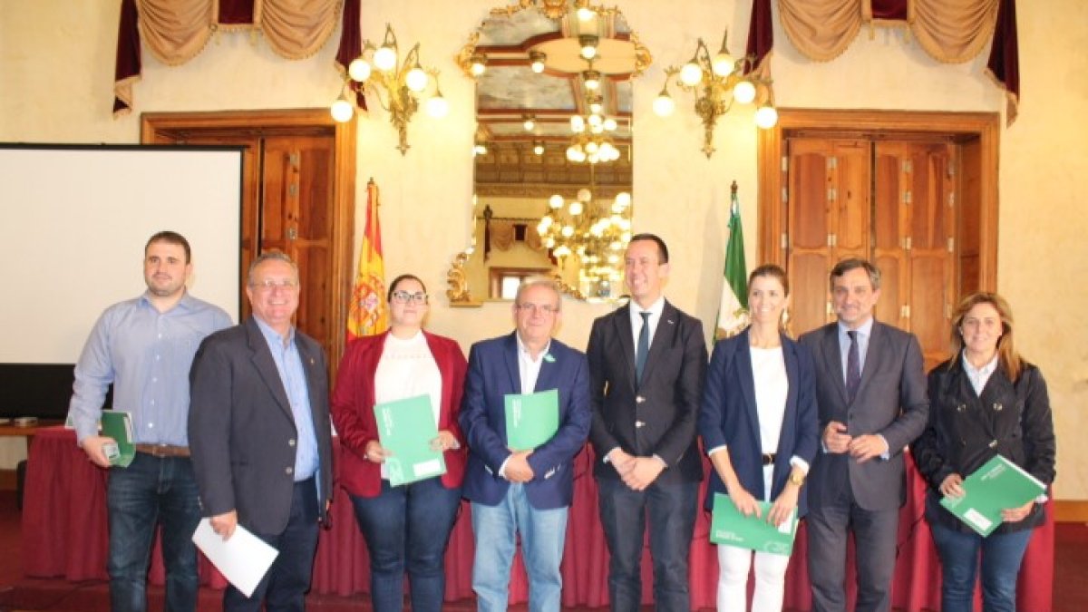 El delegado de Igualdad acompañado por los representantes de Diputación y de los ayuntamientos participantes.