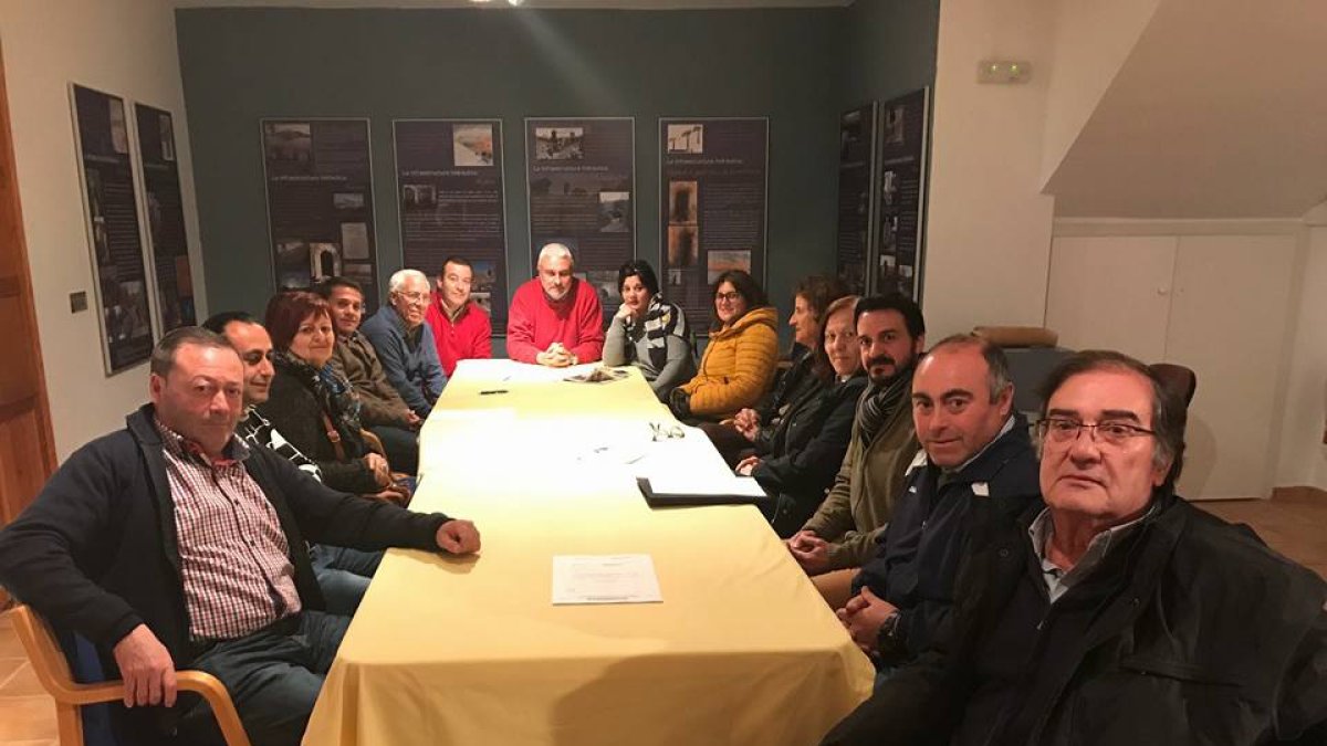 Reunión de la directiva de la Asociación por la Defensa del Agua de Los Vélez, celebrada este mismo mes.
