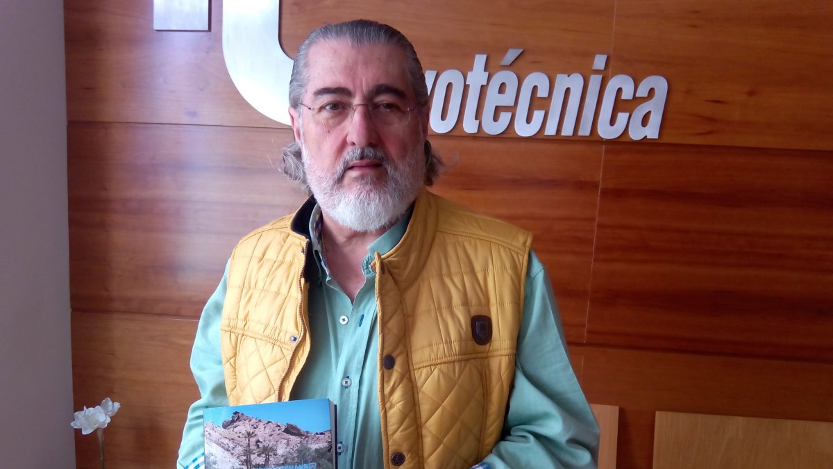Juan Martínez Fernández, en LA VOZ con su nuevo libro.