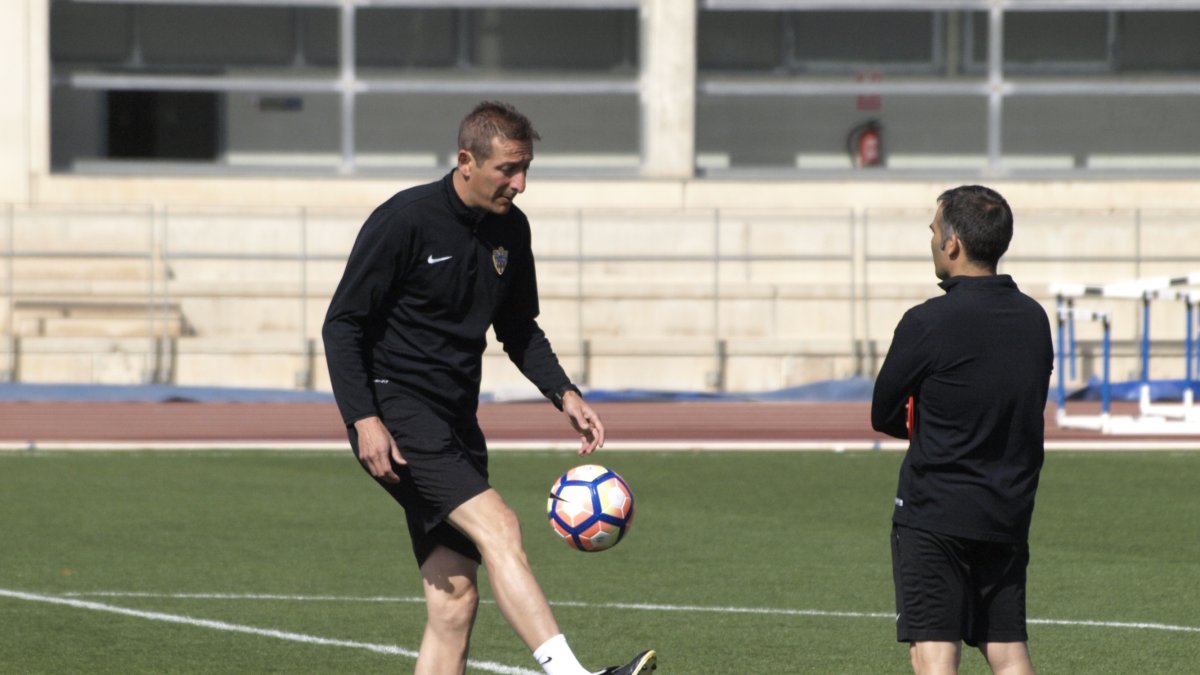 Ramis tocando balón en el entrenamiento.