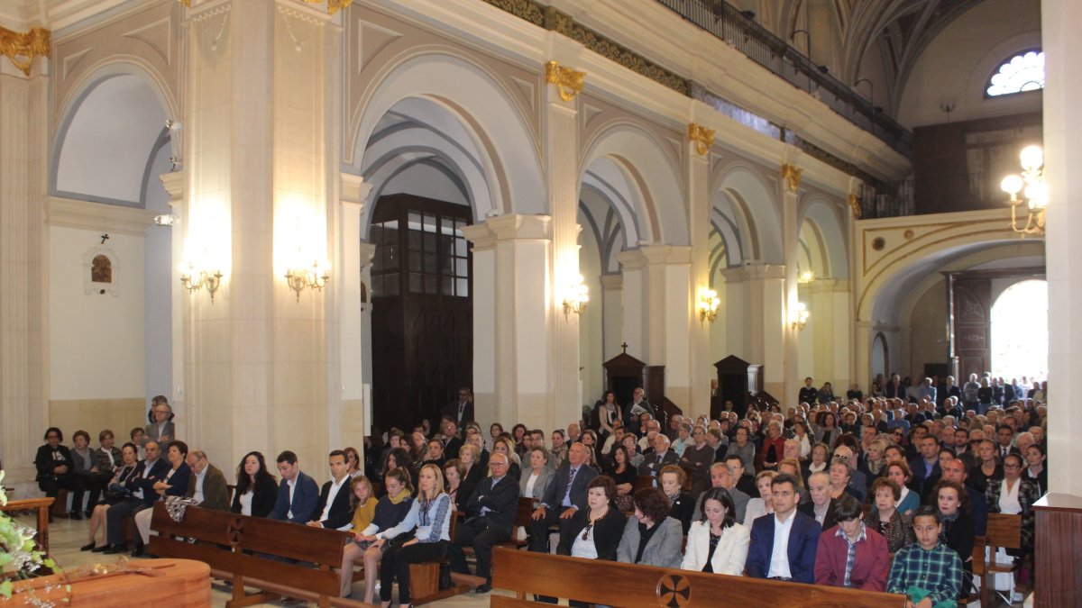 Una llena iglesia parroquial de San Sebastián le dio un emotivo 