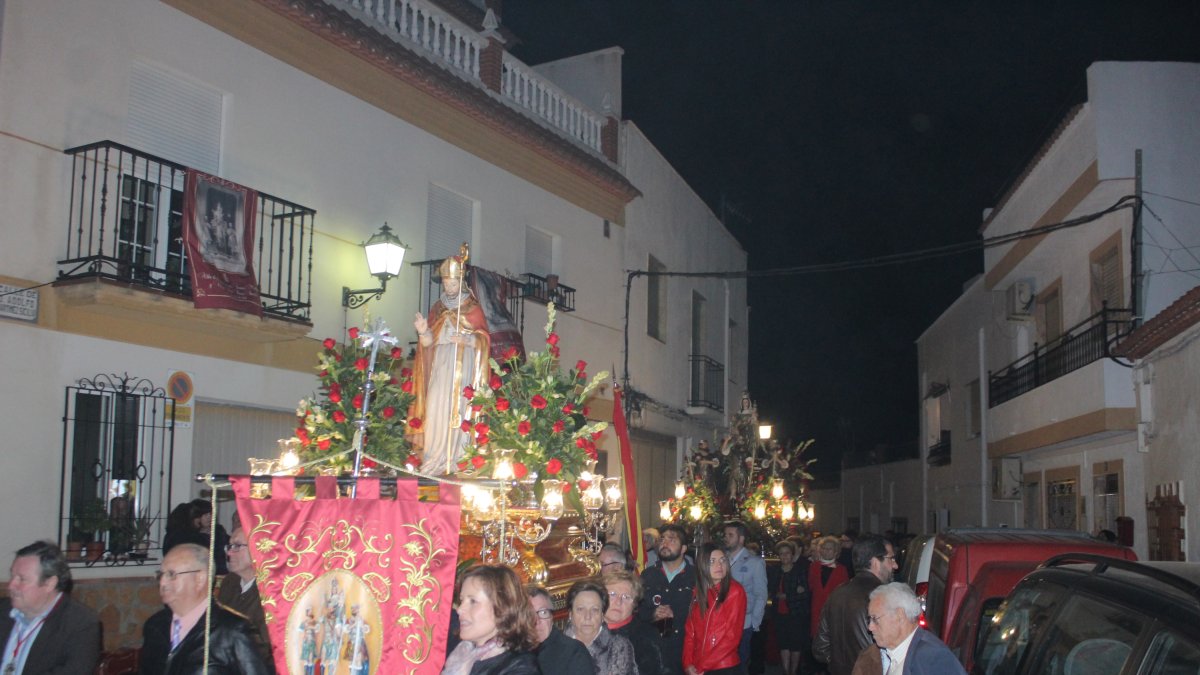 Los Santos Patronos recorriendo las calles abulenses en su traída hasta la iglesia parroquial.
