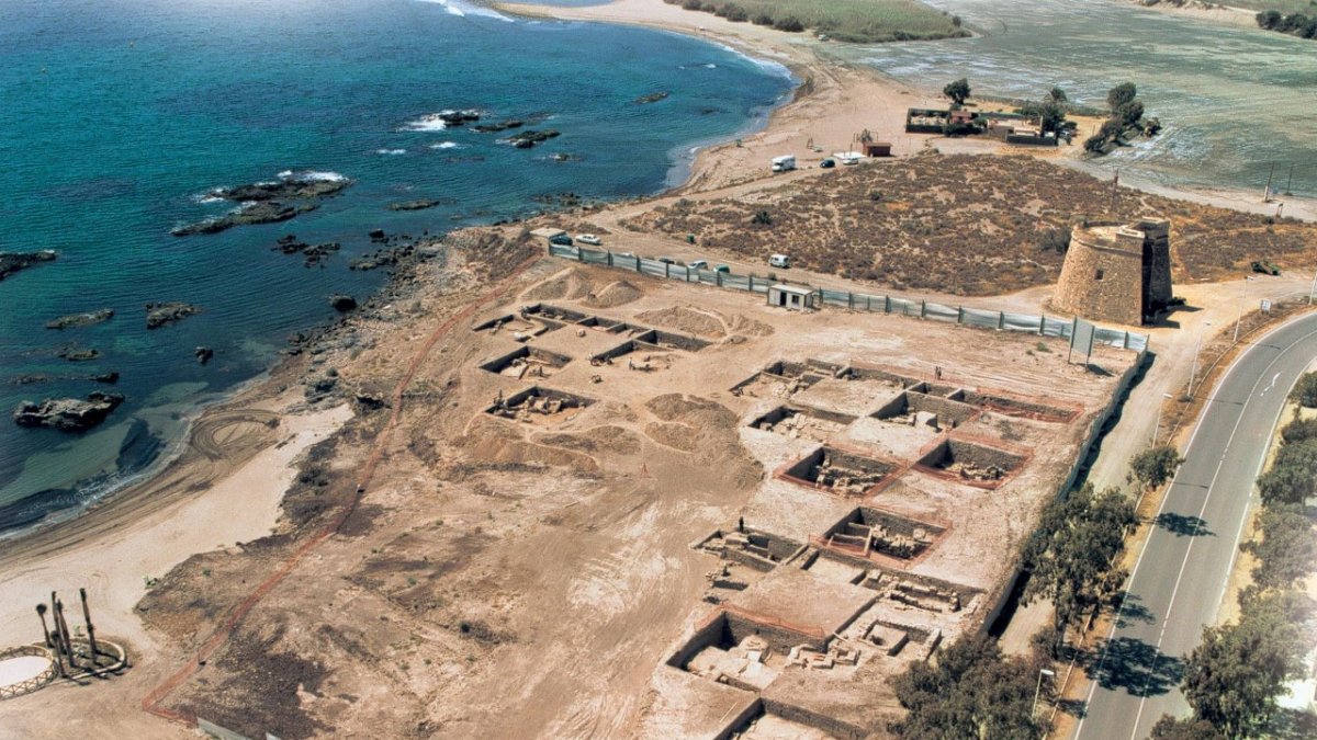 El antiguo poblado romano de Baria, en Villaricos, fue salvado in extremis de ser destruido, pero tras excavarse  permanece sin ser puesto en valor.