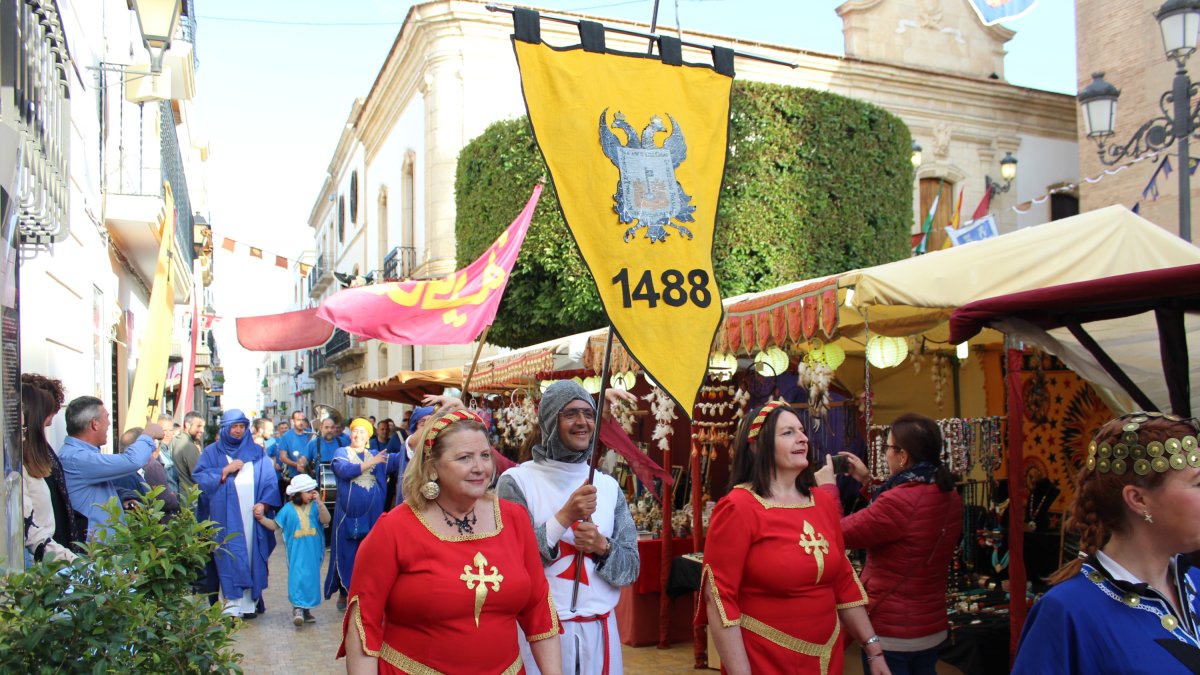Pasacalles de presentación de la fiesta por el mercado medieval.