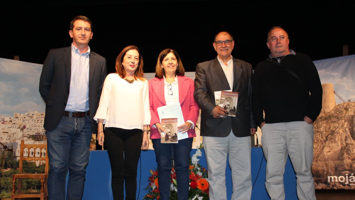 El diccionario ha sido presentado ante numerosos vecinos por la alcaldesa de Mojácar, dos de los hijos del autor, el editor, Juan Grima, y el edil de