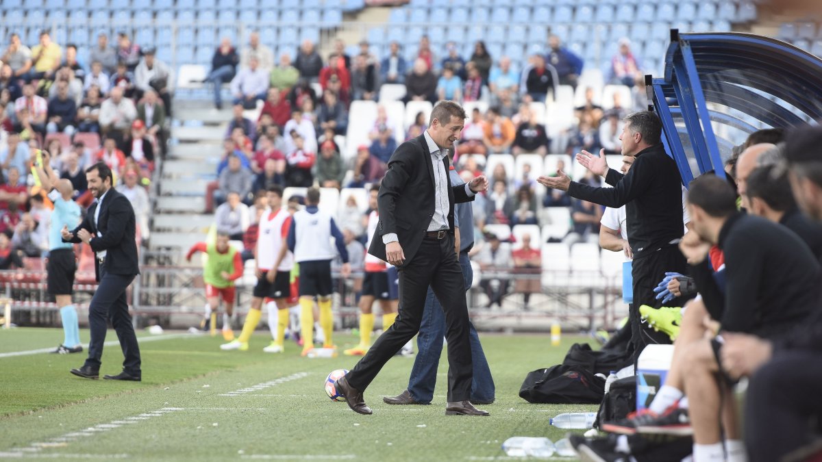 Ramis camino del banquillo.
