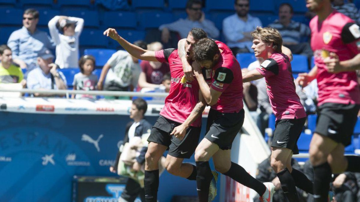 Fran Vélez celebrando el gol de su vida al Espanyol en Cornellá-El Prat .