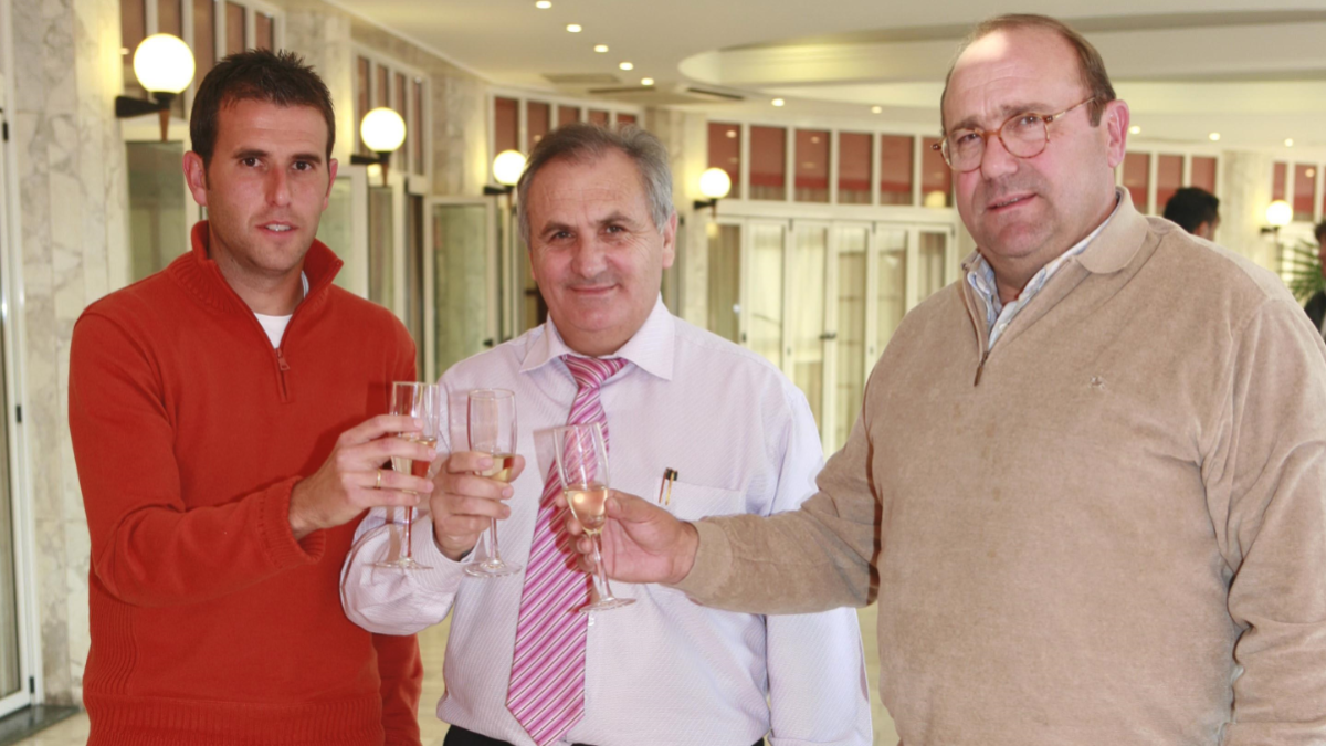 Esteban Navarro capitán del Almería con su presidente y Paco Flores.