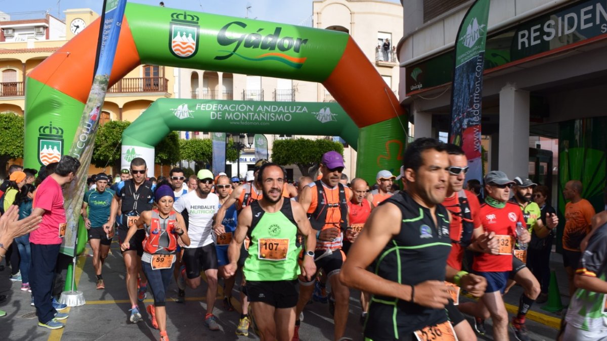 Los corredores tomando la salida.