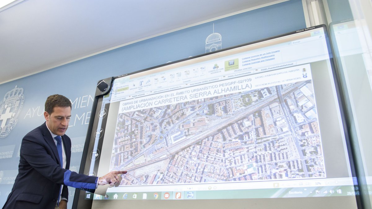 Castellón ante un panel sobre las futuras obras.