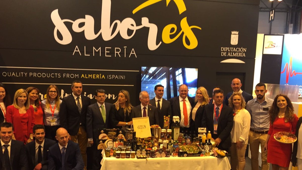 Foto en familia en el stand almeriense.