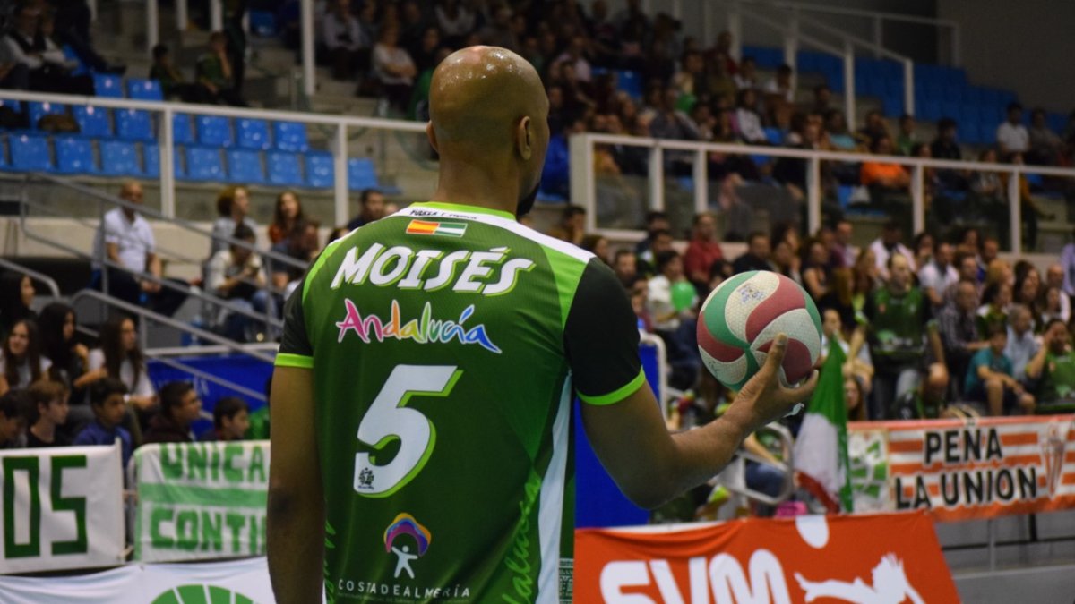 Moisés Cézar listo para efectuar el saque.