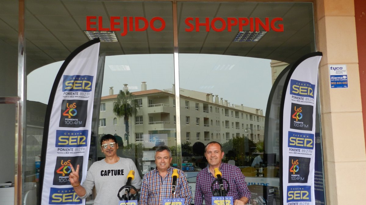 Gabriel Pérez de www.elejidoshopping.es junto con los directivos del CD?El Ejido, Juan y Paco Medina.