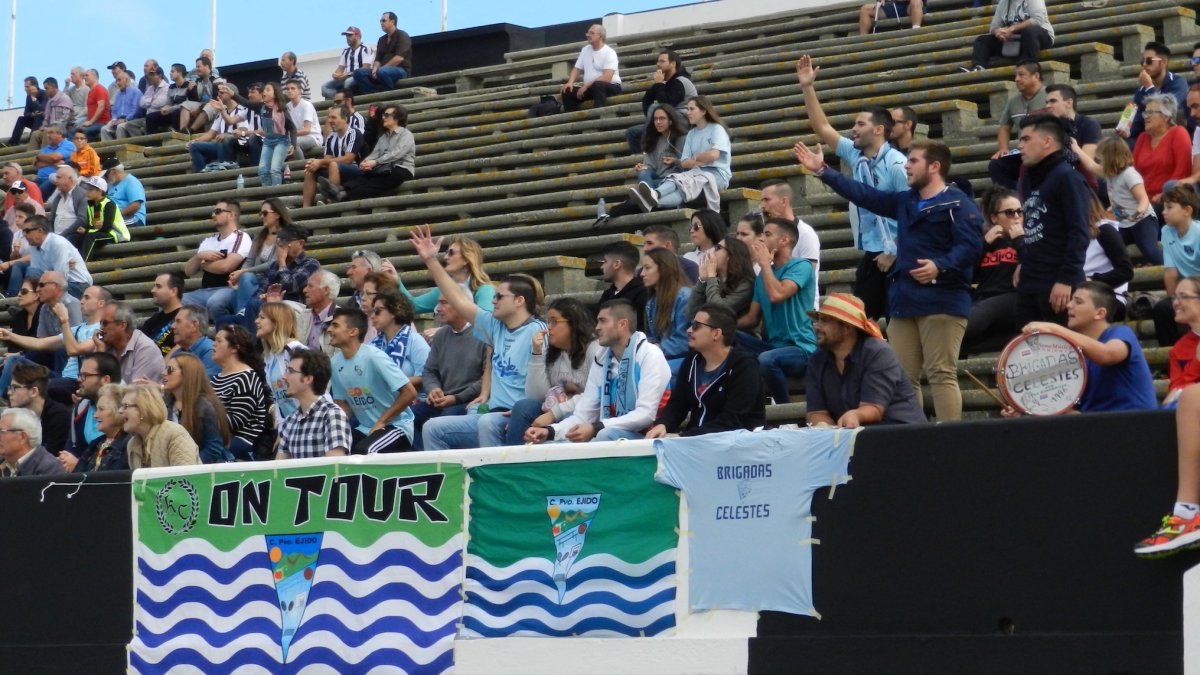 Afición celeste en su desplazamiento a La Línea.