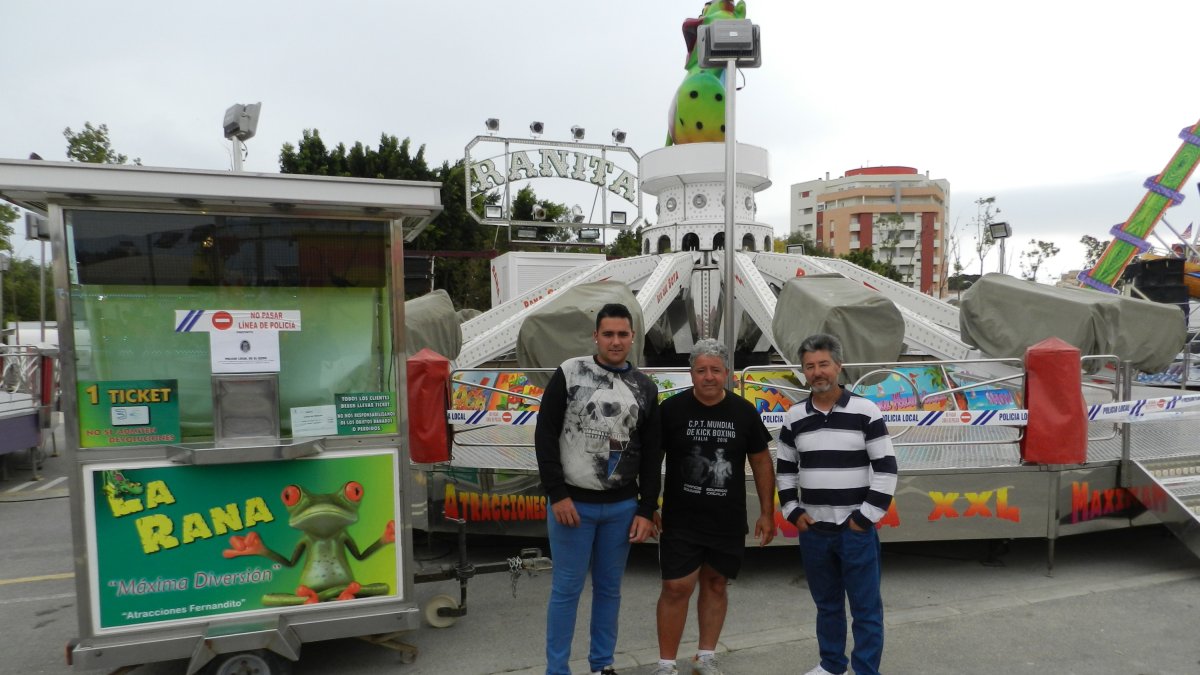 El encargado, a la derecha, ante la atracción de feria precintada