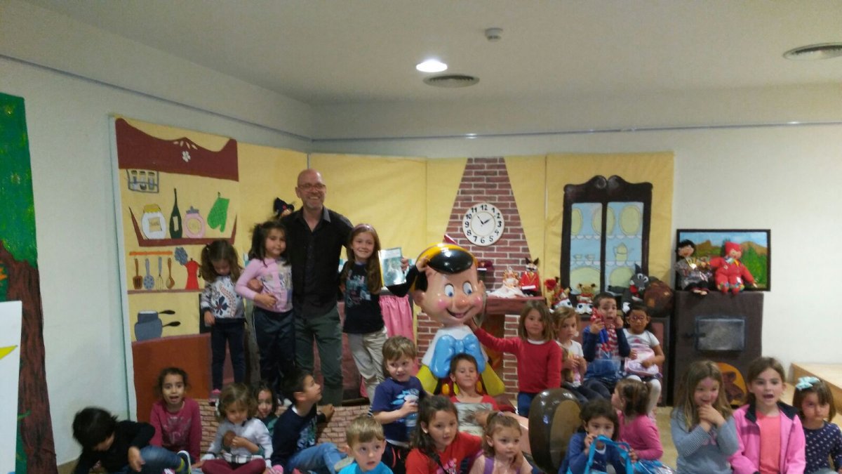 El sueco Jon Sigurdur Eyjolfsson mostró a los escolares de Vera la obra de Astrid Lindgren, autora de Pippi Calzaslargas.