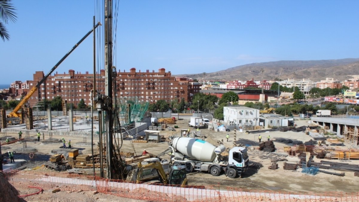 A la izquierda, las obras del futuro Materno-Infantil; a la derecha, la rampa por la que saldrá del recinto hospitalario.
