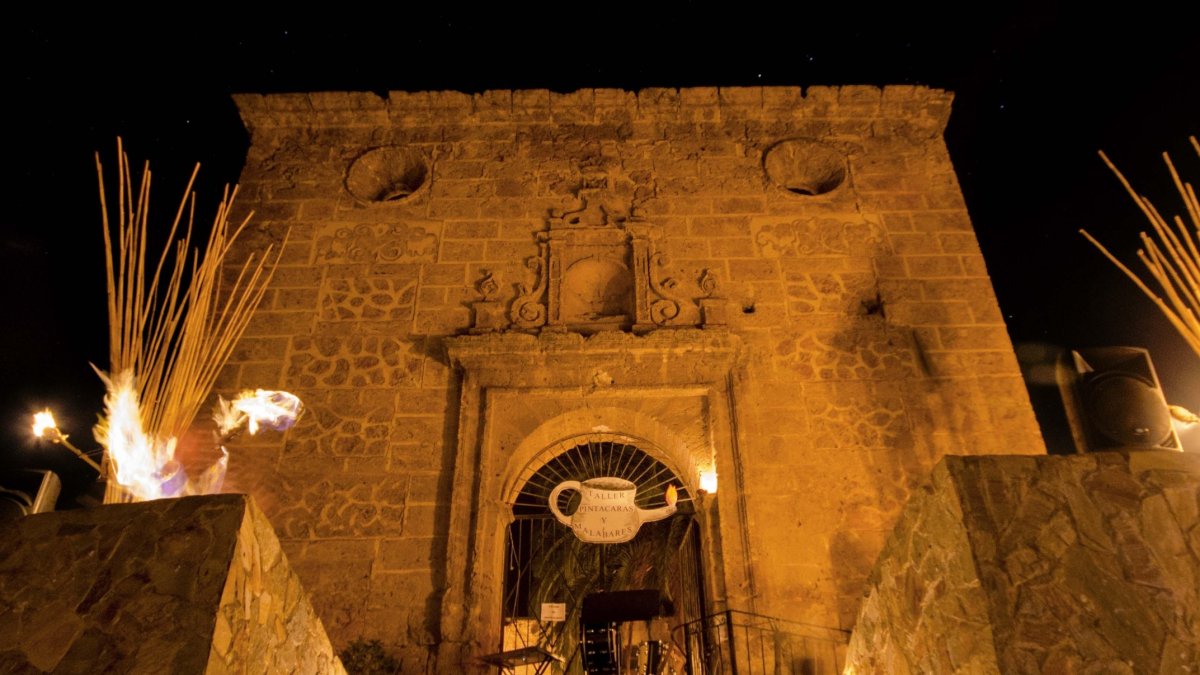 LA Iglesia de Almócita con la iluminación especial en la Noche de los Candiles.