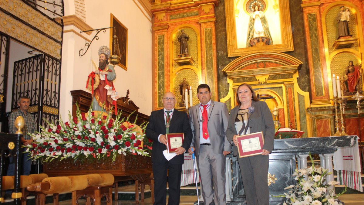 Francisco López, pregonero; Luis Bogas, hermano mayor; y Concha Reyes, presentadora de pregonero.
