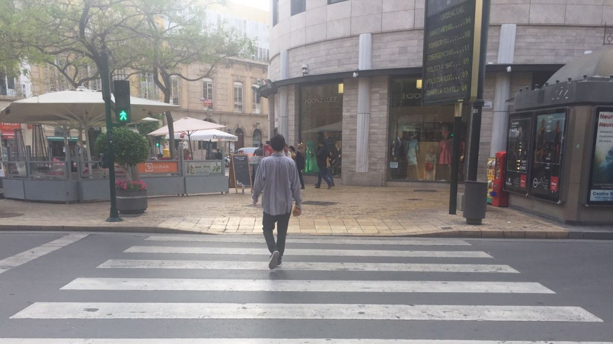 Una de las frases en un paso de peatones del centro.