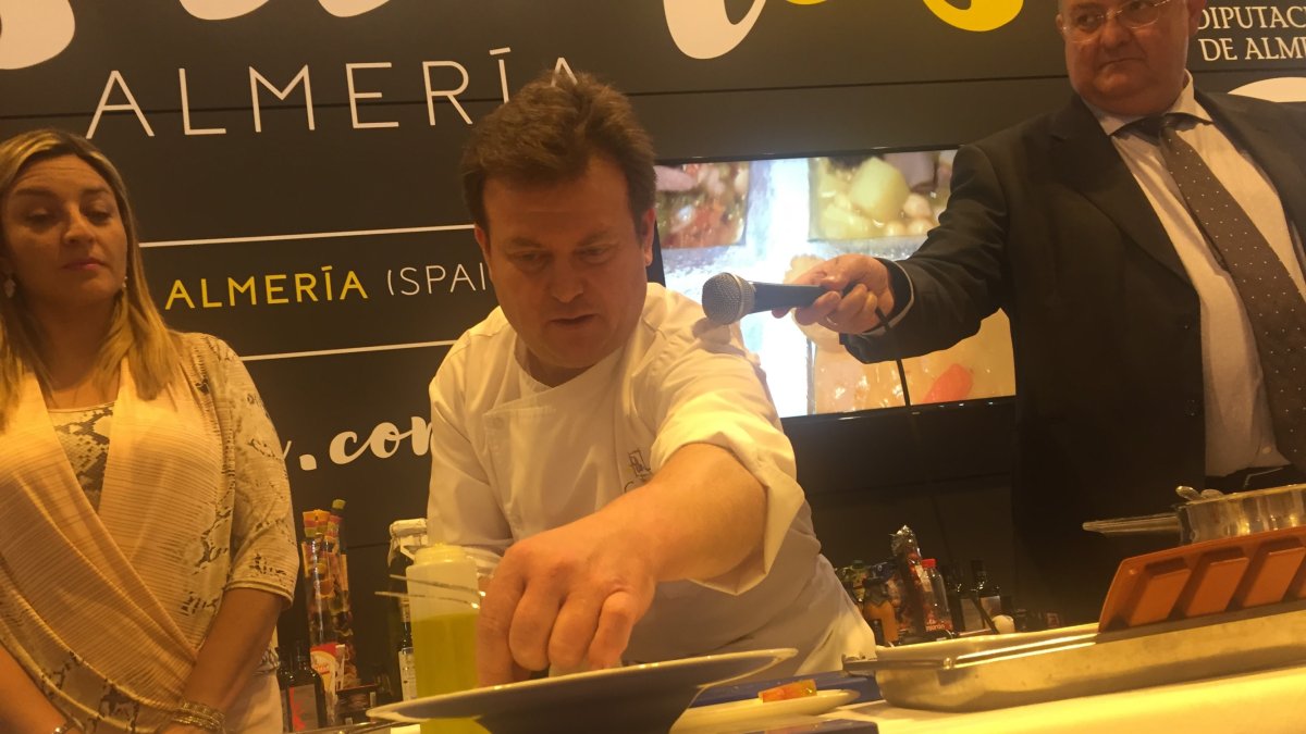 En acción Antonio Carmona preparaba su plato ante la diputada María López.