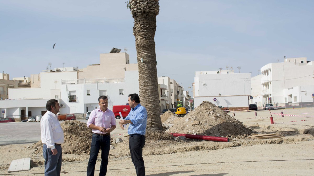El alcalde de Carboneras ha visitado las obras junto al edil de Urbanismo.