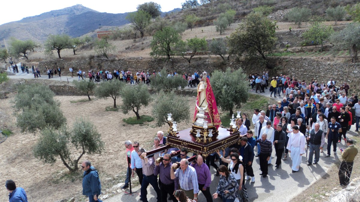 La Virgen de la Cabeza, en una romería anterior, llevada desde la Era del Calvario hasta la iglesia de Benizalón.